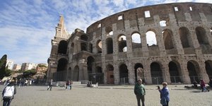 Ελάχιστοι τουρίστες μπροστά από το Κολοσσαίο στη Ρώμη, μετά την έξαρση επιδημίας κορωνοϊού στην Ιταλία
