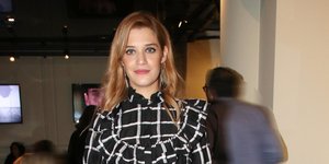 Η Τζένη Θεωνά με λευκές γόβες και μαύρο τζιν παντελόνι 