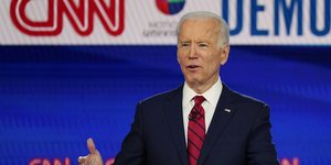 O Τζο Μπάιντεν μιλάει σε ντιμπέιτ