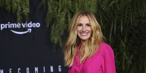 Τζούλια Ρόμπερτς με ροζ μπλούζα