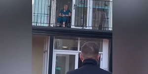 Τα δύο αδέρφια έκαναν καντάδα στην άρρωστη μητέρα τους