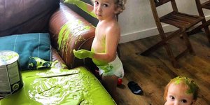 Παιδιά σε καραντίνα έβαψαν πράσινο τον καναπέ