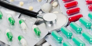 Καρτέλες με φάρμακα και στηθοσκόπιο