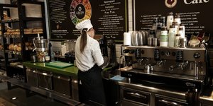 Υπάλληλος σε κατάστημα καφέ