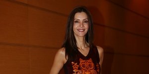 Η Κατερίνα Λέχου με μαύρο μπλουζάκι και λευκό παντελόνι