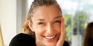 Η Κάτια Ζυγούλη χαμογελά στο φακό 