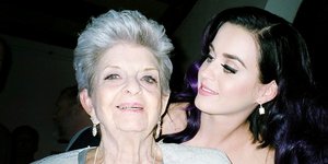 Η συγκινητική στιγμή που η Κέιτι Πέρι αποκαλύπτει την εγκυμοσύνη της στη γιαγιά της, λίγο πριν φύγει από τη ζωή