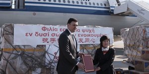 Ο υπουργός Υγείας Βασίλης Κικίλιας και η πρέσβης της Κίνας