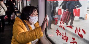 Γυναίκα με μάσκα σε τρένο αποχαιρετά κόσμο