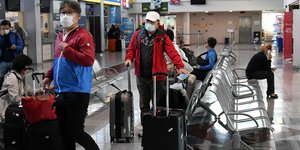 Κινέζοι με βαλίτσες στα χέρια