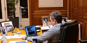 Ο Κυριάκος Μητσοτάκης στο γραφείο του πρωθυπουργού