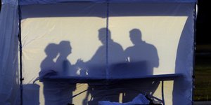 Επιστήμονες σε πρόχειρο καταυλισμό για τον κορωνοϊό