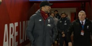 Ο Κλοπ φωνάζει στους οπαδούς που ήθελαν χειραψία