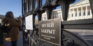 Ρωσία: Τουρίστας φωτογραφίζει το κλειστό, λόγω κορωνοϊού, μουσείο