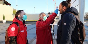  Γιατροί ελέγχουν πολίτη για κορωνοιό