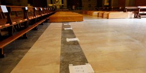 Φέρετρα σε εκκλησία στην Ιταλία