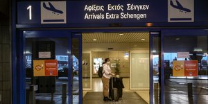 Κορωνοϊός -Συγκίνηση στο «Ελευθέριος Βενιζέλος»: Έλληνας που επέστρεψε από Λονδίνο έκλαιγε