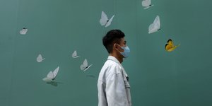 άνδρας με μάσκα