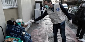 ΚΟΡΩΝΟΪΟΣ άστεγοι και γιατροί του κόσμου