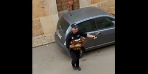 Κορωνοϊός: Αστυνομικό παίζει κιθάρα και τραγουδά στους δρόμους της Μαγιόρκα