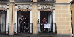 Με αυτοσχέδιες συναυλίες στα μπαλκόνι περνούν τον χρόνο τους οι Ισπανοί λόγ κορωνοϊού