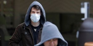 Άνδρας με μάσκα για τον κορωνοϊό