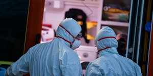 Κορωνοϊός γιατροί με προστατικές στολές και μάσκες