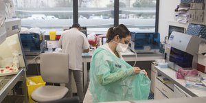 Ιατρικό προσωπικό στη Γαλλία πραγματοποιεί εξετάσεις για τον κορωνοϊό