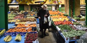 Συντάξεις: φωτογραφία από ηλικιωμένη σε μανάβικο