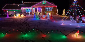 Κορωνοϊός: Στις ΗΠΑ στολίζουν με χριστουγεννιάτικα φωτάκια τα σπίτια