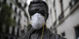 Κορωνοϊός Ισπανία άγαλμα με μάσκα