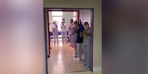 Χειροκρότημα ιατρικό προσωπικό εντατική κορωνοϊός