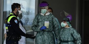 Κορωνοϊός Ισπανία γιατροί με προστατευτικές στολές