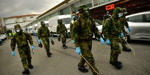 Στρατιώτες κάνουν απολύμανση σε γηροκομεία της Ισπανίας