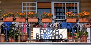 κορωνοϊός ιταλία εικόνα από μπαλκόνι Μπέργκαμο