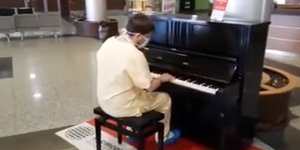 Κορωνοϊός: Viral o Ιταλός γιατρός που παίζει πιάνο
