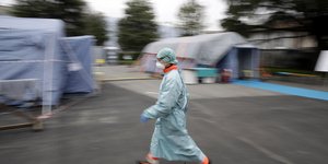 νοσοκόμος με μάσκα στην Ιταλία