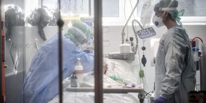 Κορωνοϊός γιατροί σε νοσοκομείο στην Ιταλία