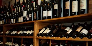 Μπουκάλια κρασί σε ράφια 