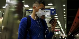 Νεαρός άνδρας με μάσκα στο μετρό