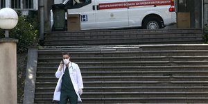 Γιατρός στη Βόρεια Μακεδονία με μάσκα εν μέσω πανδημίας κορωνοϊού