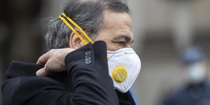 Κορωνοϊός άνδρας στην Ιταλία κοντινό με μάσκα