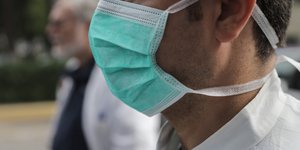 Νοσηλευτής με μάσκα