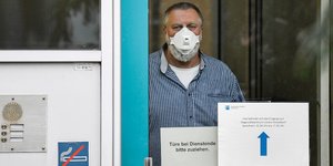 Άνδρας με μάσκα για τον κορωνοϊό σε νοσοκομείο της Γερμανίας 