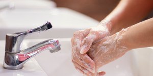 Πλύσιμο των χεριών με σαπούνι και νερό