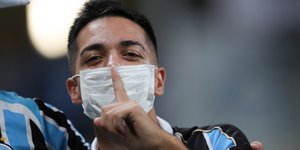 Ποδοσφαιριστής με μάσκα για τον κορωνοϊό