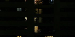 Κορωνοϊός: Στα μπαλκόνια και οι Ισπανοί
