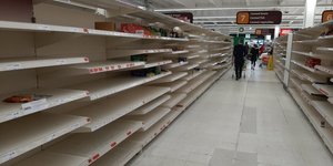 Κορωνοϊός: Αδεια ράφια σε σούπερ μάρκετ της Αγγλίας