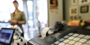 Ηλεκτρονικά τιμολόγια: Φωτογραφία από ταμειακή μηχανή σε επιχείρηση