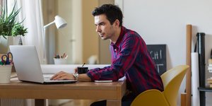 Εργαζόμενος δουλεύει από το σπίτι 